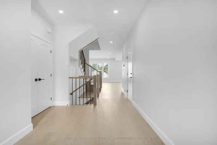 Luxury Condo in Southwest London: 1585 Sqft, 3 Beds, Modern Kitchen