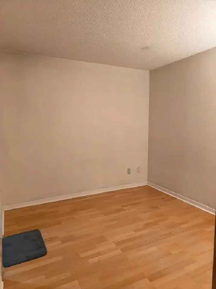 Master Bedroom for Rent in Downtown Toronto