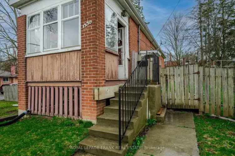 Charming Bungalow 2+1 Bedrooms Oversized Lot Near Amenities