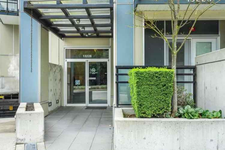 Condo For Sale in Surrey, British Columbia