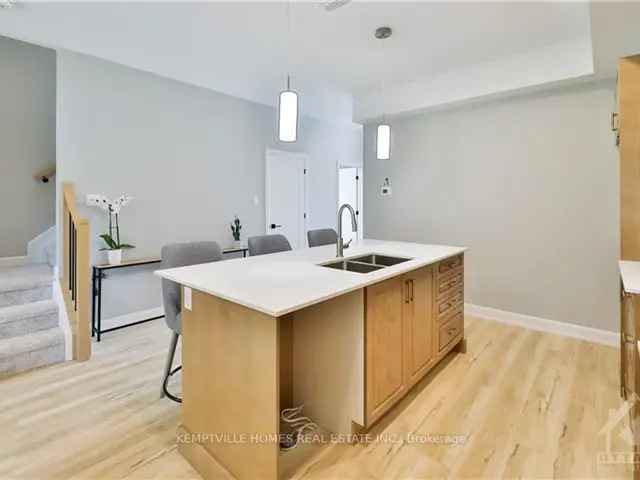 Hardwood Floor Condo in Merrickville with 2 Beds and Luxurious Bath