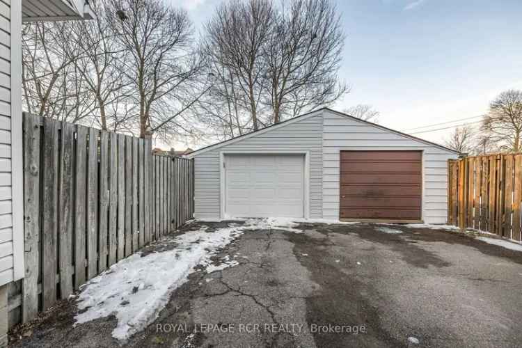 Buy Detached House in Central Newmarket with Spacious Backyard and Modern Decor