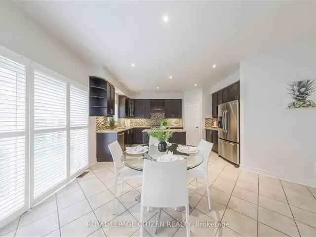 Luxury Greensborough Home - 2800 Sq Ft, Modern Kitchen, Huge Backyard