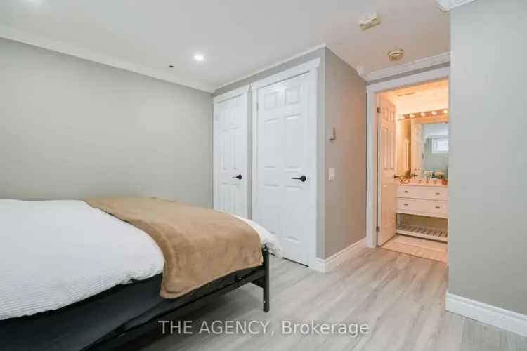 Buy townhouse in downtown Toronto with spacious design and garage