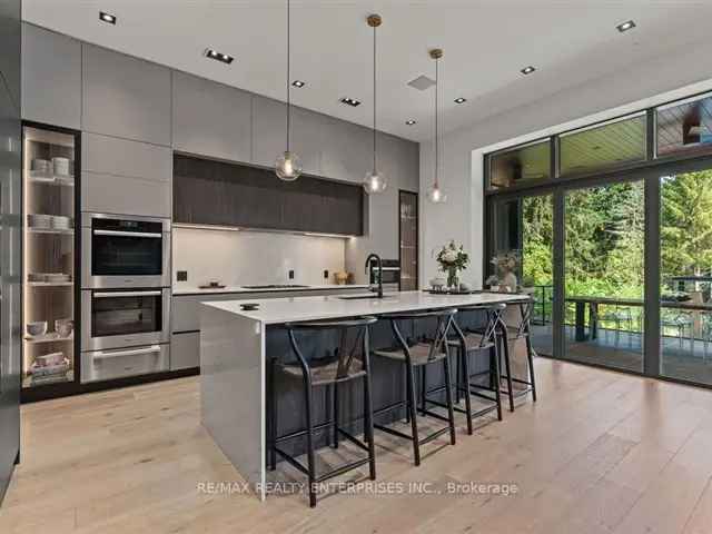 Luxury 2-Storey Modern Home in Mineola West