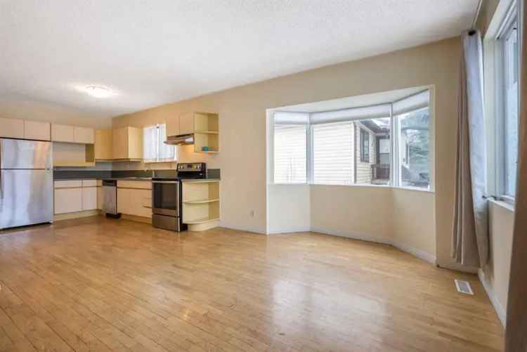 House For Sale in Calgary, Alberta