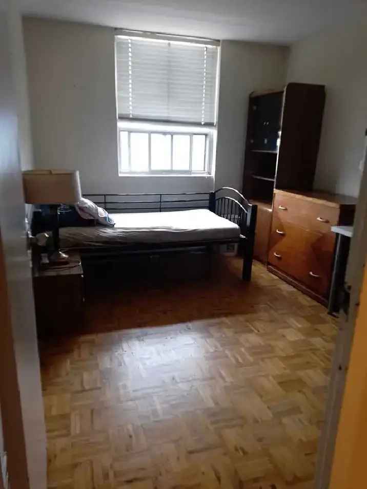 Room for Rent in 3 Bedroom Apartment at 6010 Bathurst Street