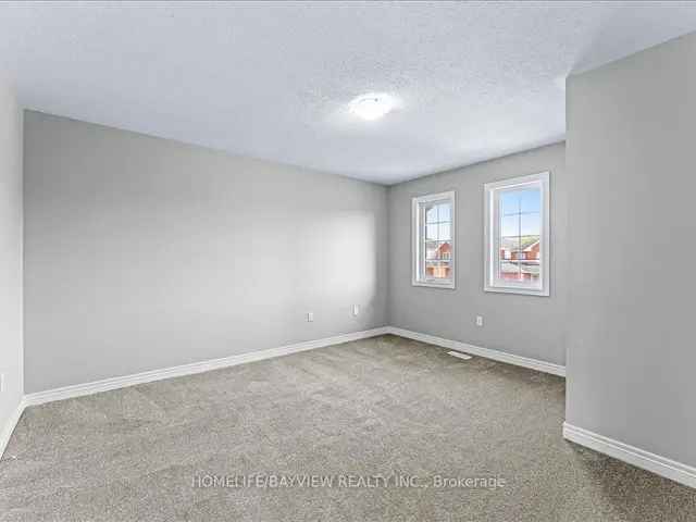 Immaculate Renovated Townhome in Angus Modern Kitchen New Carpet