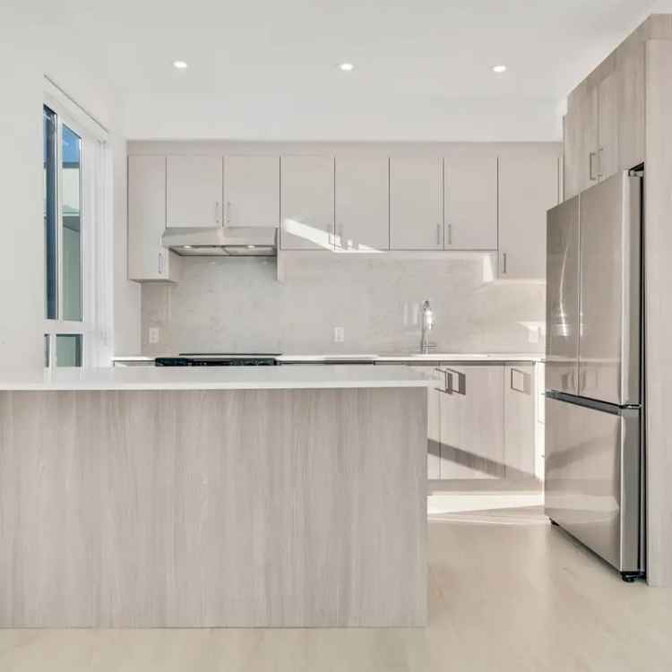 Surrey Penthouse: 2-Bed+Den, Gourmet Kitchen, Amazing Amenities