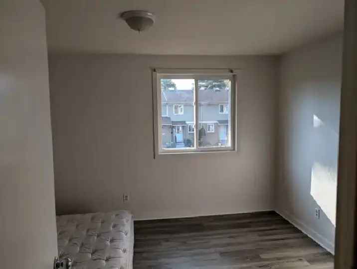 Partially furnished room for rent near Pinecrest