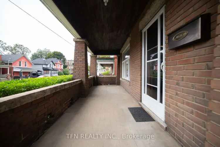 House For Sale in Brantford, Ontario