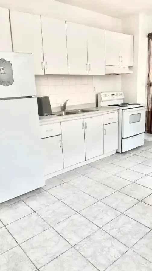 3 Bedroom House for Rent in Eastern Chinatown Near Public Transit