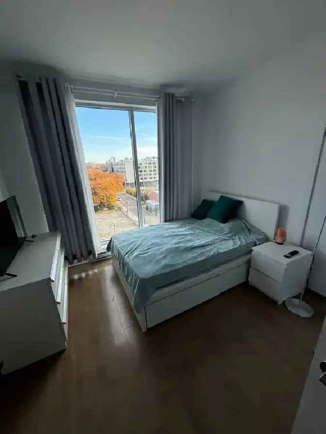 Room for rent for a girl near the Namur metro station.