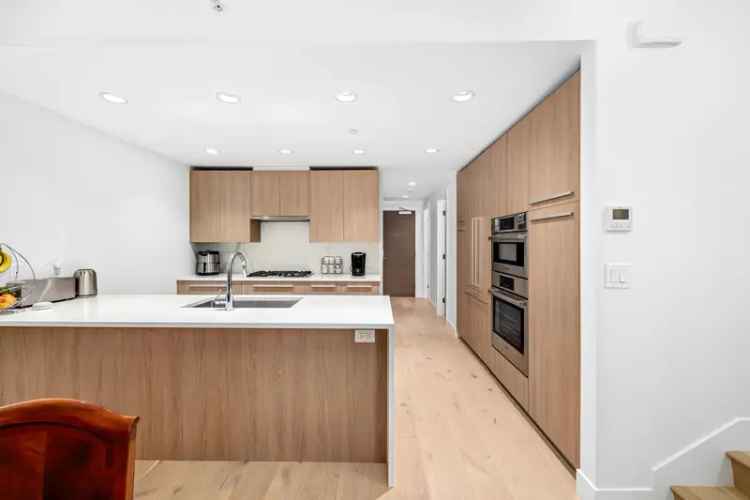 Lynn Valley 3-Bedroom Townhouse - High-End Finishes and Amenities