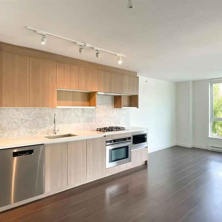 Surrey Luxury Condo 2 Bed 1 Bath  Resort Amenities Parking Locker