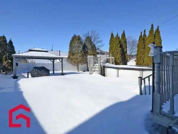 3-Bedroom Bungalow with Pool Near Amenities