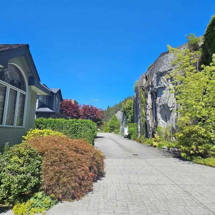 House for sale in Squamish with panoramic views and luxury features