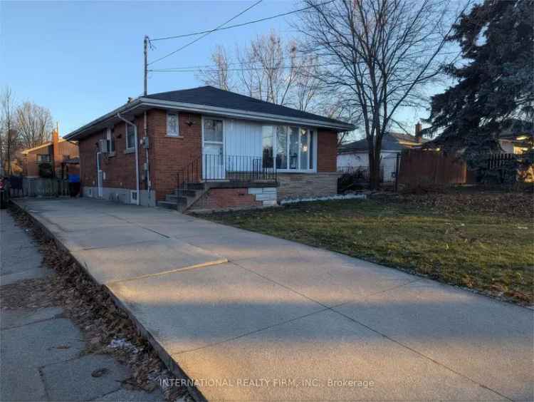 House For Sale in Hamilton, Ontario