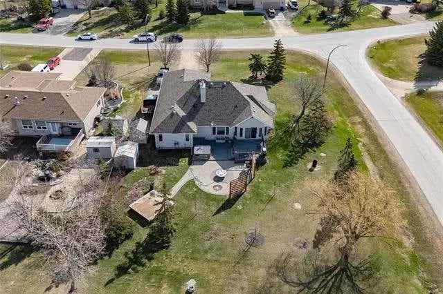 La Salle Bungalow: Custom-Built Family Home with Hot Tub