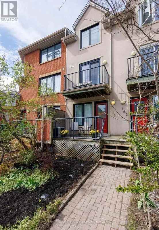 3 Level Townhouse 2 Beds 2 Dens Ottawa
