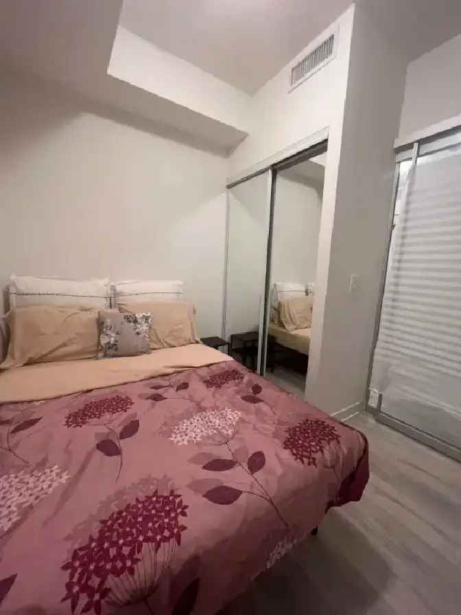 Cozy Room for Rent in Downtown Toronto with Free Internet!