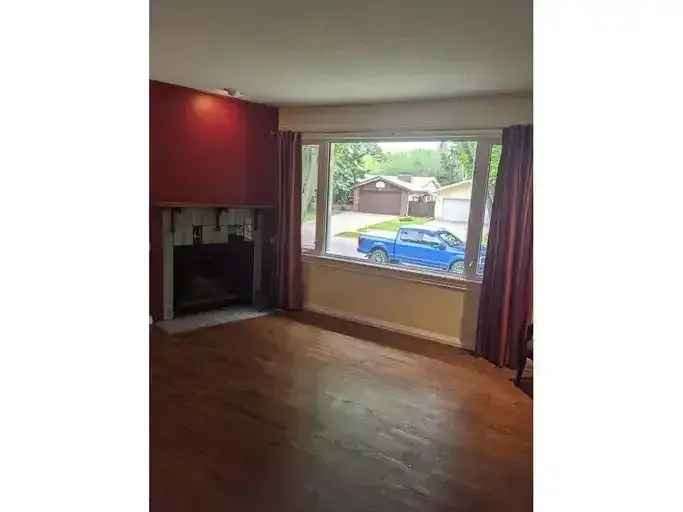Fully Developed Bi-level Home 4 Bedrooms Family Friendly