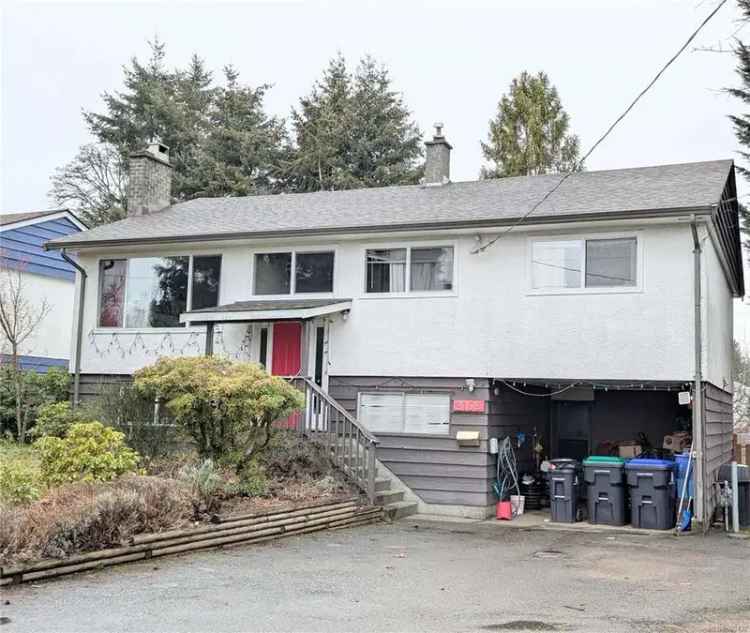 3 Bedroom Family Home in Comox with Sundeck and Large Lot