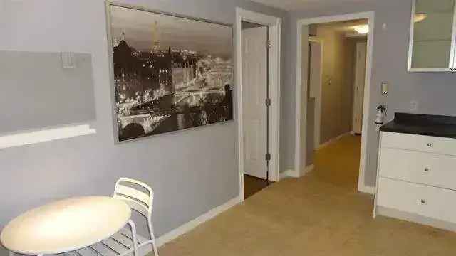 1 Bedroom Suite in Bonnie Doon - Private Entrance & Shared Yard