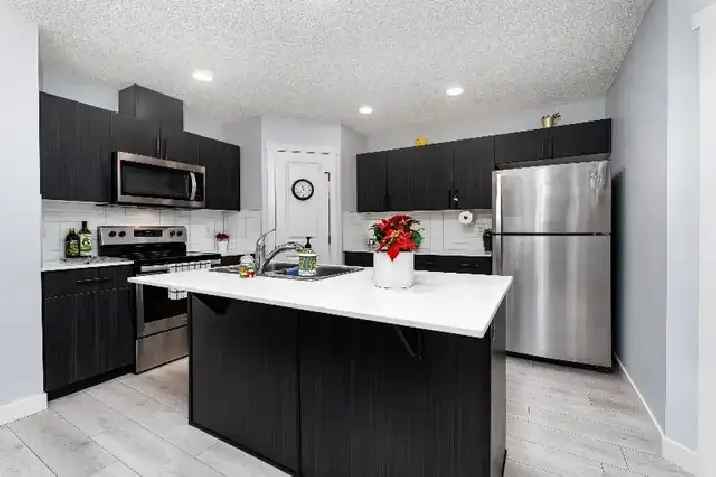 Stunning 3 Bed Townhouse w/ Dbl Garage in SW YEG! Low Condo Fee