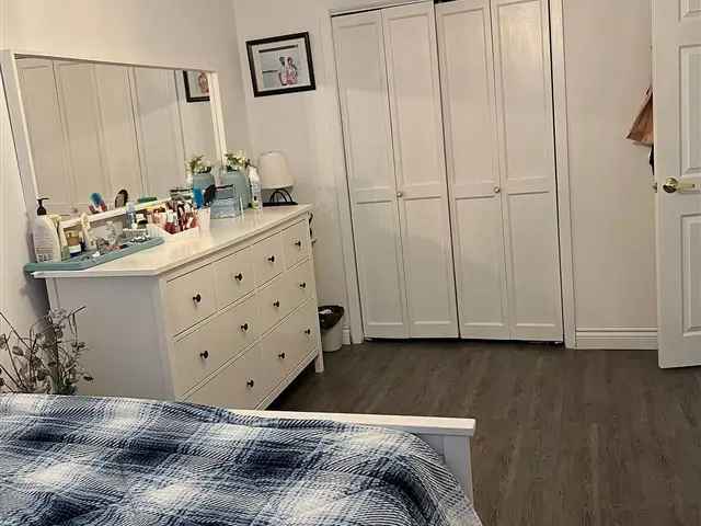 2 Bed Semi-Detached Main Floor Near Albion Mall Humber College