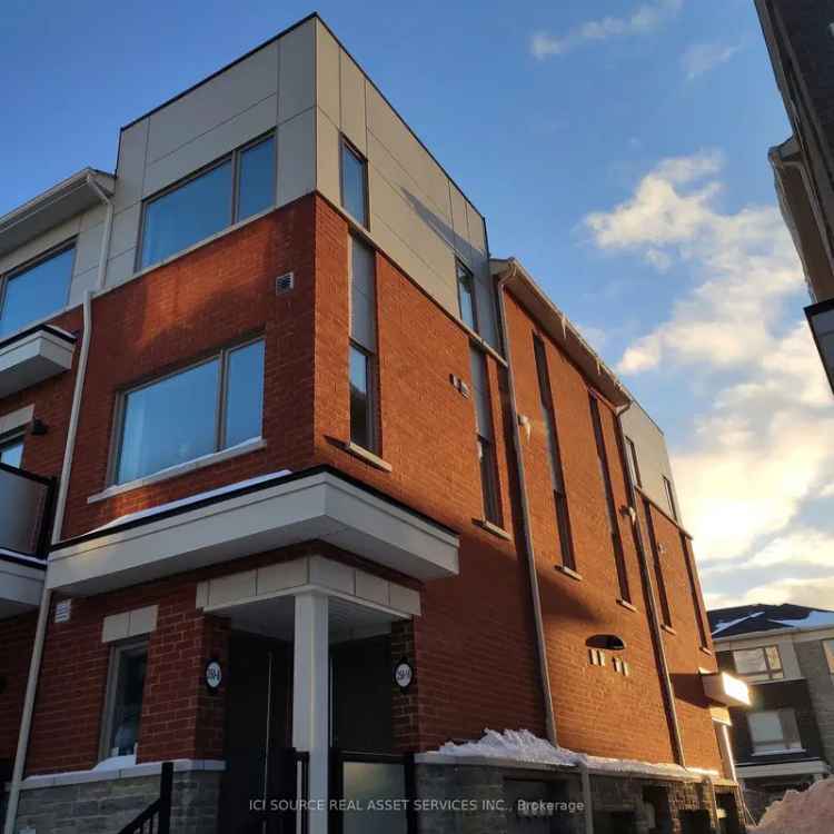 Spacious 2 Bedroom Townhouse Near GO Station