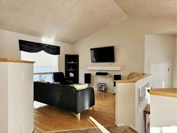 Family Home in Deer Ridge with Double Garage and RV Parking