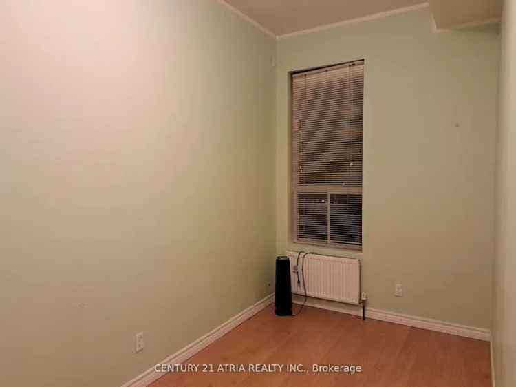 Rent 2 Bedroom Apartment College Spadina With Kitchen Bathroom