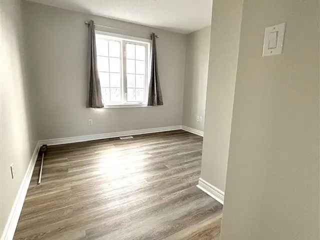 Beautiful Townhome Near QEW 3 Beds 4 Baths