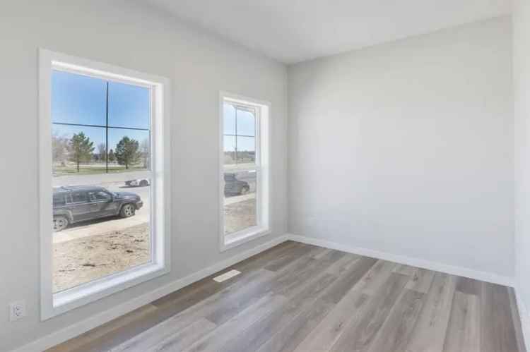 New 1750 sq ft Home in Chinook Winds with Park Views