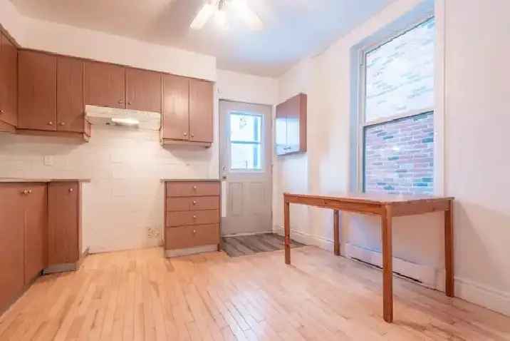 Large Apartments Near Frontenac Metro