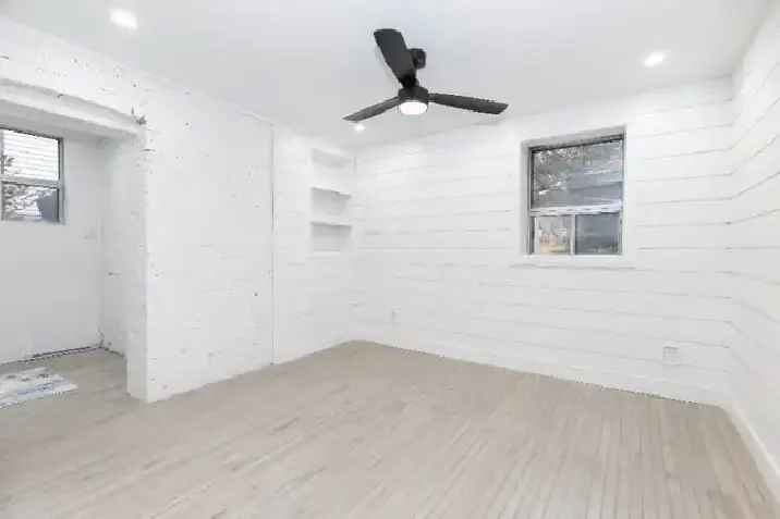 Gorgeous Newly Renovated, One Bedroom  Den  in Prime Beaches