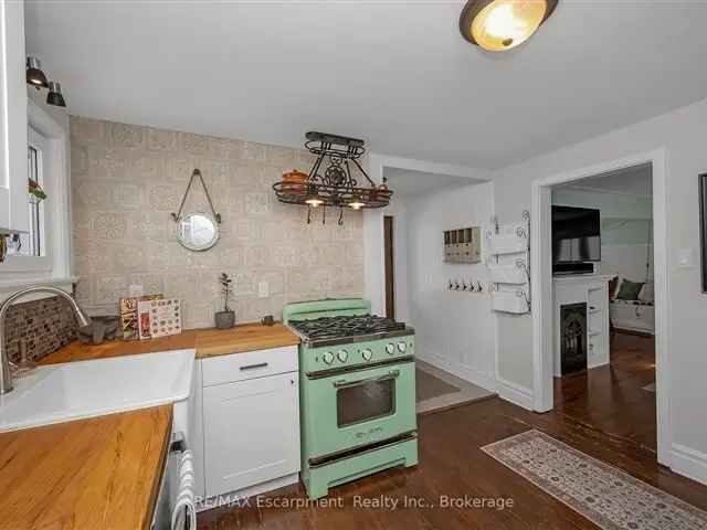 House For Sale in 24, Robinson Street North, Grimsby, Ontario