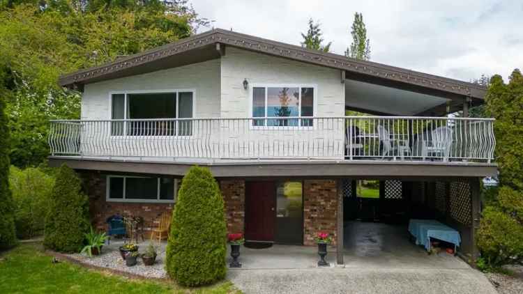 5 Bedroom Family Home in Sechelt with Huge Yard and Workshops