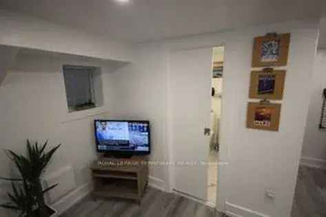 2 Room House 65m² Toronto - Newly Renovated Furnished Apartment