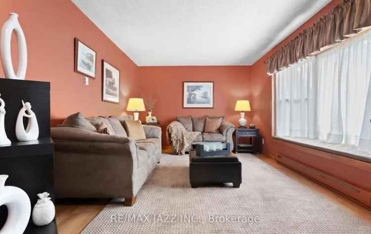 Spectacular 3 Bedroom Detached Home Large Private Lot