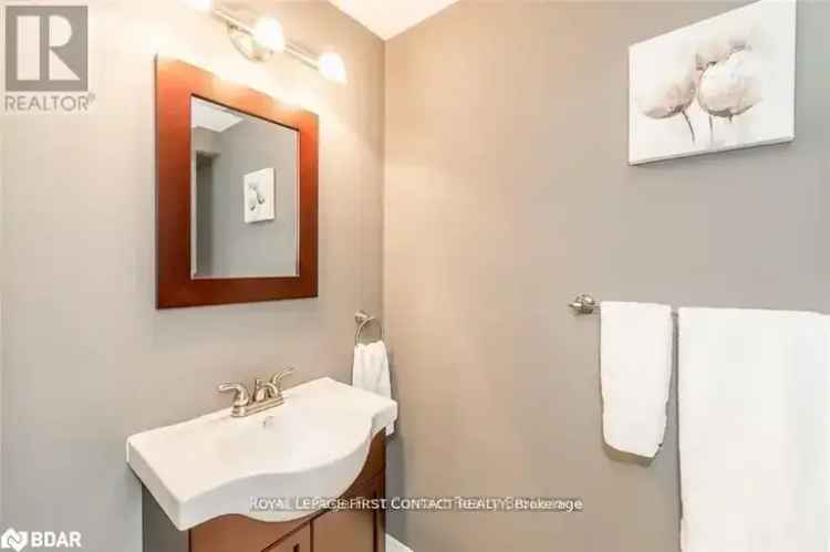 3 Bed 3 Bath Townhouse in Barrie South End - Newly Upgraded