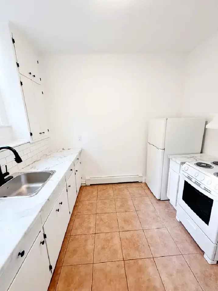 Rent Heated Downtown Bachelor Fredericton with Onsite Parking and Laundry