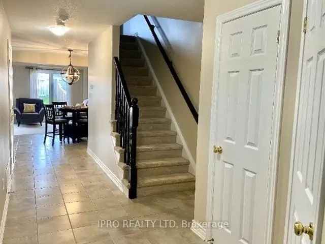 Townhouse For Sale in New Tecumseth, Ontario