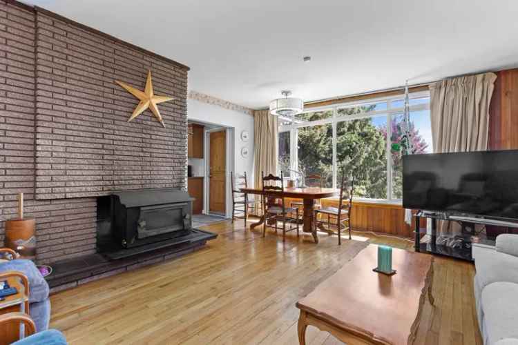Charming Rancher with Laneway Access and Southern View - Near Heritage Park