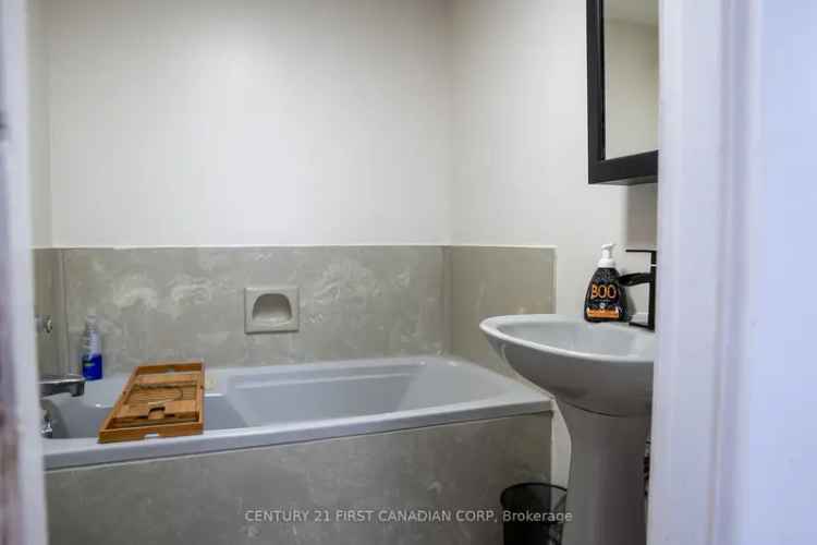 House For Sale in Columbia Street West, Waterloo, Ontario