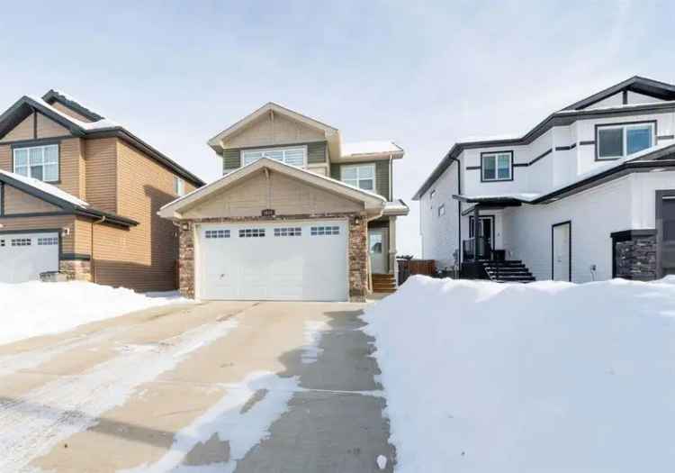 Immaculate 1393 sq ft Riverstone Home Backing Onto Walking Trail