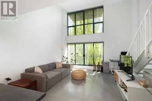 Gastown Loft - 661 Sqft 1 Bed 1 Bath Concrete Building