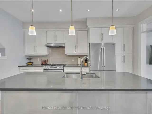 Townhouse For Sale in 140, Oak Park Drive, Waterloo, Ontario