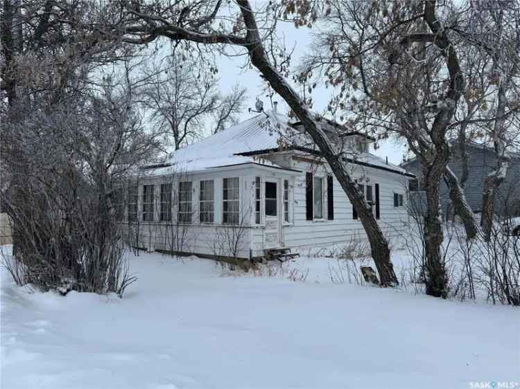 Lake Getaway Character Home in Loreburn